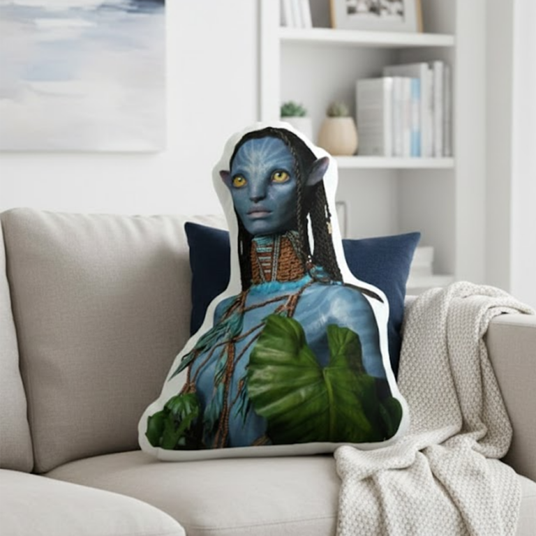 Alternative view of Neytiri Characters Avatar 3 Pillow